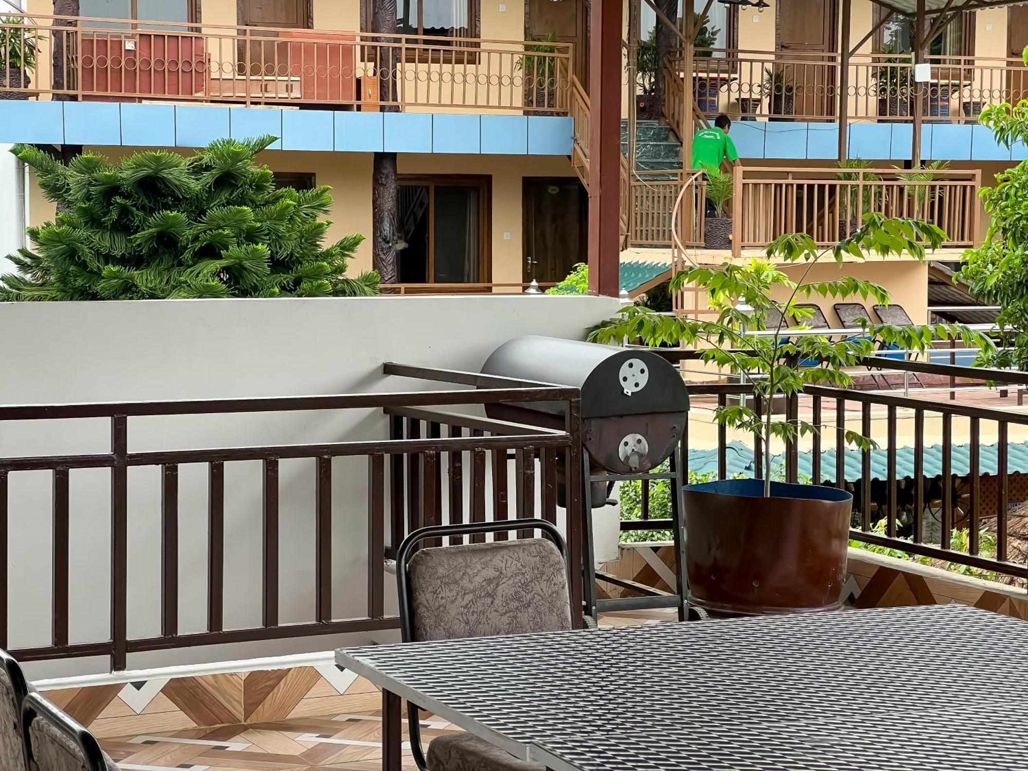 Hotel Ama Garden Sauraha Exterior foto